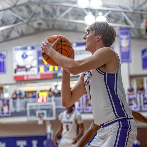 Top seed Darlington dominates first round to move ahead